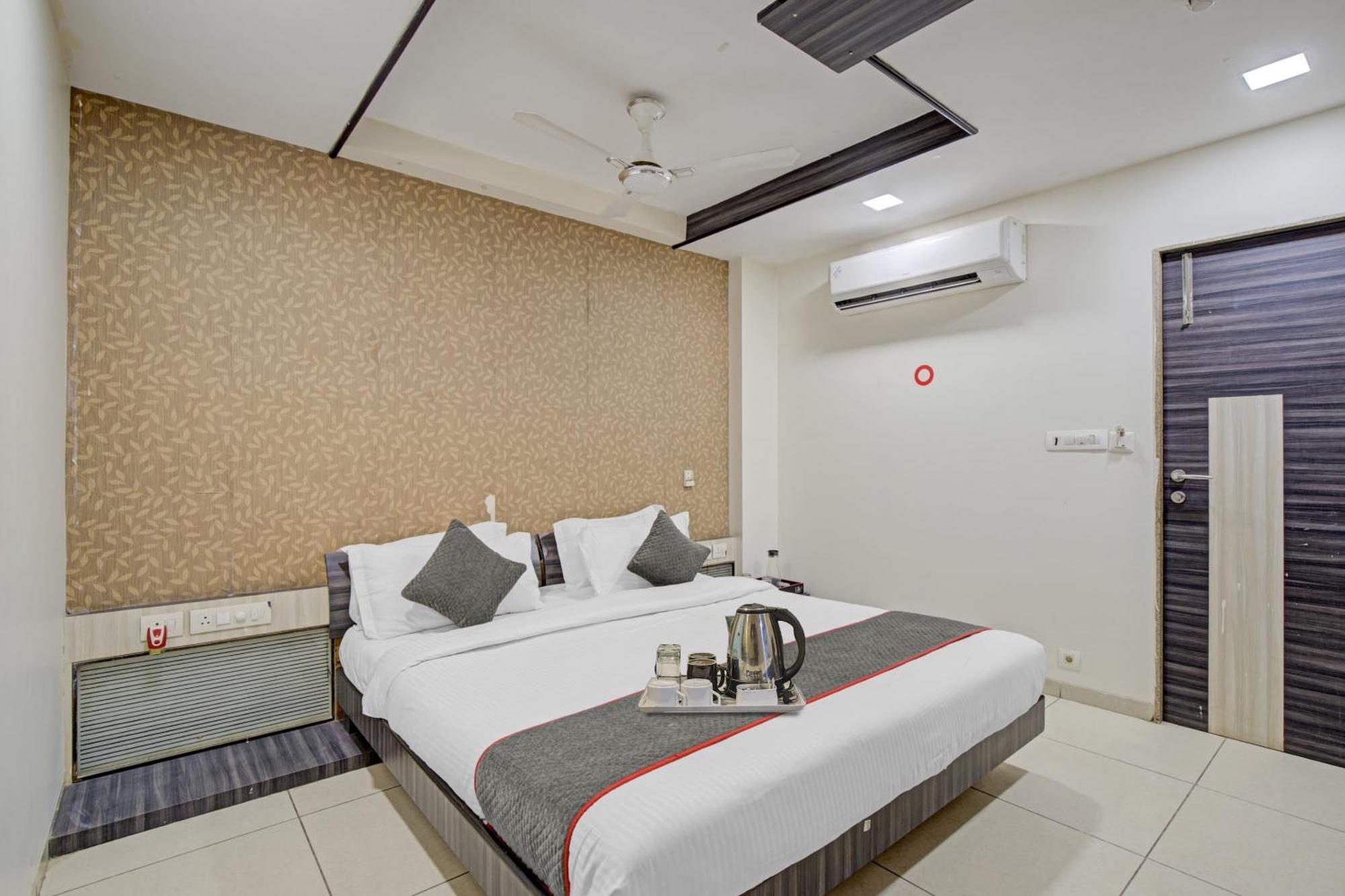 Hotel O The Kia Residency Hotel And Banquet Ahmedabad Bagian luar foto