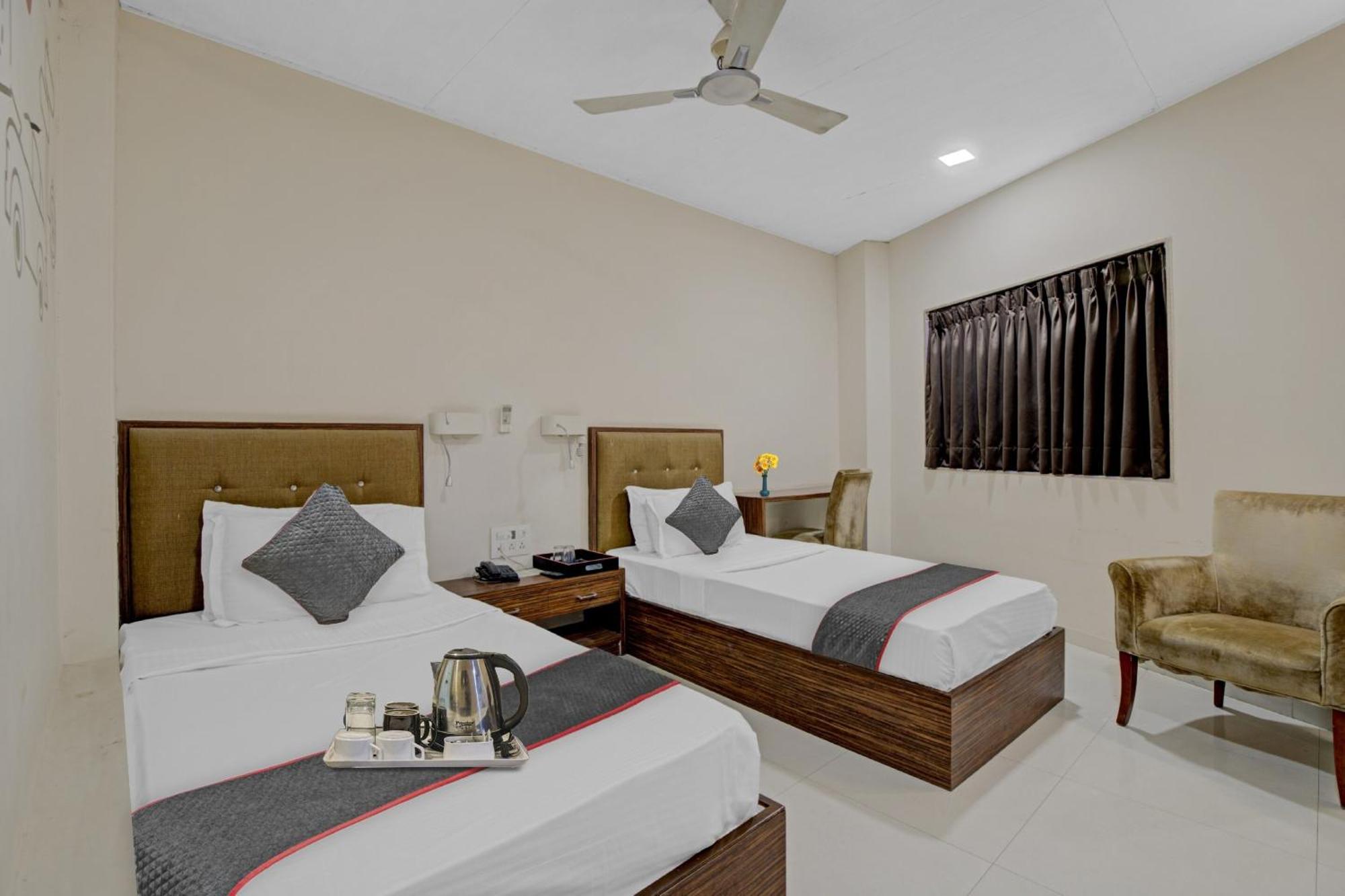 Hotel O The Kia Residency Hotel And Banquet Ahmedabad Bagian luar foto