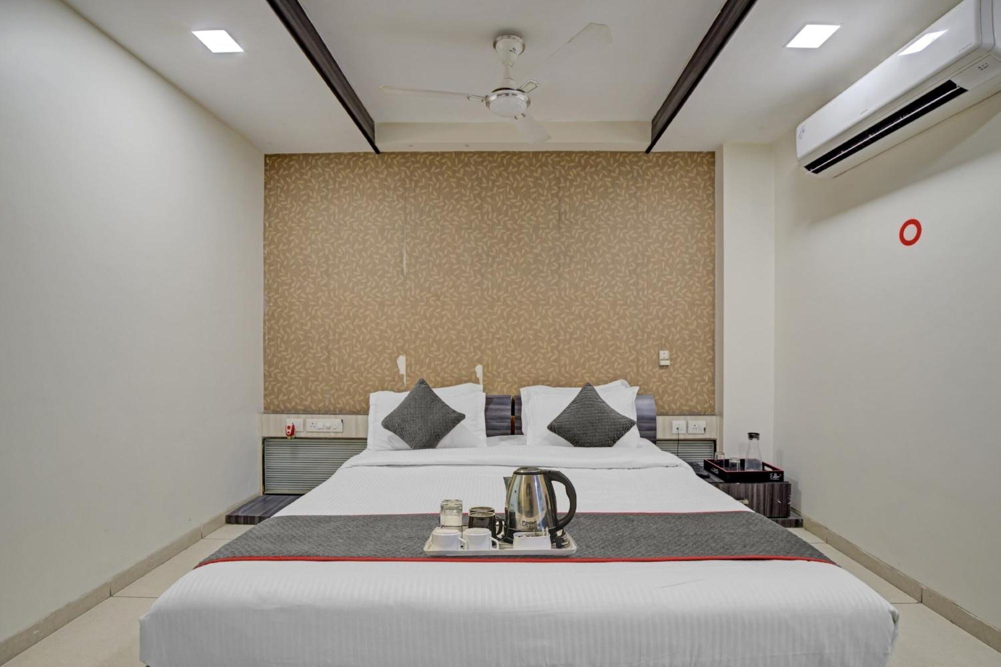 Hotel O The Kia Residency Hotel And Banquet Ahmedabad Bagian luar foto