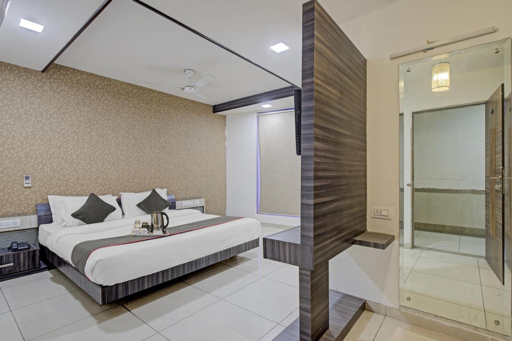 Hotel O The Kia Residency Hotel And Banquet Ahmedabad Bagian luar foto